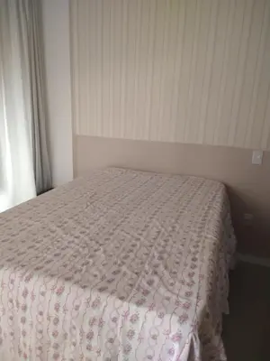 A planta de Suíte 1 com cama de casal,em apartamento compartilhado ar condicionado, tv, e Wi-fi -frigobar