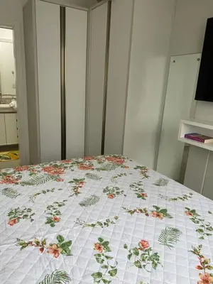 A planta de Suíte 1 com cama de casal,em apartamento compartilhado ar condicionado, tv, e Wi-fi -frigobar