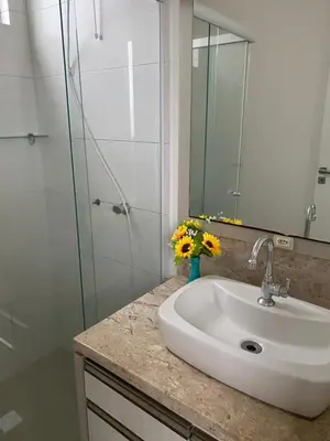 A planta de Suíte 1 com cama de casal,em apartamento compartilhado ar condicionado, tv, e Wi-fi -frigobar