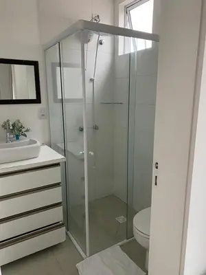A planta de Suíte 1 com cama de casal,em apartamento compartilhado ar condicionado, tv, e Wi-fi -frigobar
