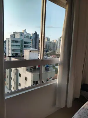 A planta de Suíte 1 com cama de casal,em apartamento compartilhado ar condicionado, tv, e Wi-fi -frigobar