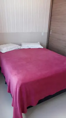 A planta de Suíte 1 com cama de casal,em apartamento compartilhado ar condicionado, tv, e Wi-fi -frigobar