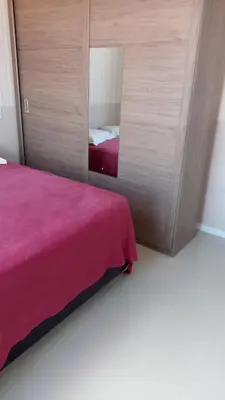 A planta de Suíte 1 com cama de casal,em apartamento compartilhado ar condicionado, tv, e Wi-fi -frigobar