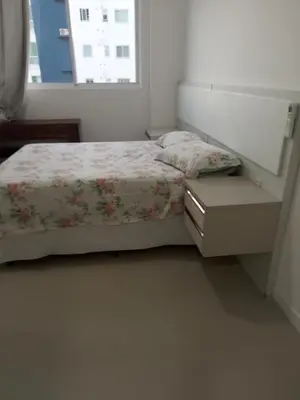 A planta de Suíte 1 com cama de casal,em apartamento compartilhado ar condicionado, tv, e Wi-fi -frigobar