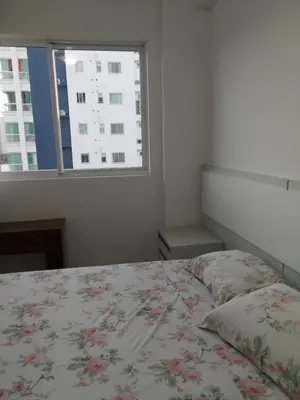 A planta de Suíte 1 com cama de casal,em apartamento compartilhado ar condicionado, tv, e Wi-fi -frigobar