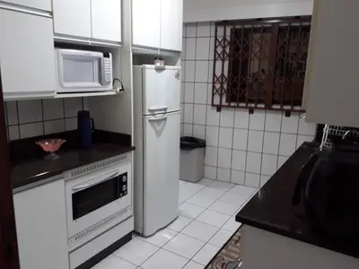A cozinha ou kitchenette de Frente Mar Apartamento 3Q em Itapema, Meia Praia, suite e 2BWC, Ar Condicionado, Smart TV, garagem e churrasqueira na sacada