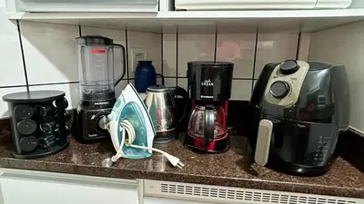 Comodidades para chá e café em Frente Mar Apartamento 3Q em Itapema, Meia Praia, suite e 2BWC, Ar Condicionado, Smart TV, garagem e churrasqueira na sacada