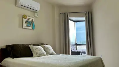 Uma cama ou camas num quarto em Frente Mar Apartamento 3Q em Itapema, Meia Praia, suite e 2BWC, Ar Condicionado, Smart TV, garagem e churrasqueira na sacada