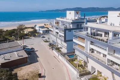 A planta de Mar de Fora 205 – Lindíssima Cobertura Duplex - Piscina no Condomínio - 100 Metros da Praia de Mariscal.