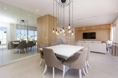A planta de Mar de Fora 205 – Lindíssima Cobertura Duplex - Piscina no Condomínio - 100 Metros da Praia de Mariscal.