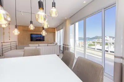 A planta de Mar de Fora 205 – Lindíssima Cobertura Duplex - Piscina no Condomínio - 100 Metros da Praia de Mariscal.