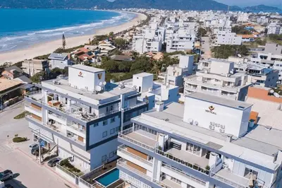 A planta de Mar de Fora 205 – Lindíssima Cobertura Duplex - Piscina no Condomínio - 100 Metros da Praia de Mariscal.