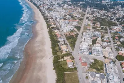 A planta de Mar de Fora 205 – Lindíssima Cobertura Duplex - Piscina no Condomínio - 100 Metros da Praia de Mariscal.