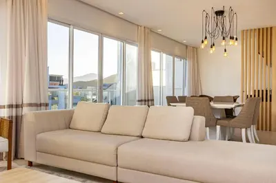 A planta de Mar de Fora 205 – Lindíssima Cobertura Duplex - Piscina no Condomínio - 100 Metros da Praia de Mariscal.