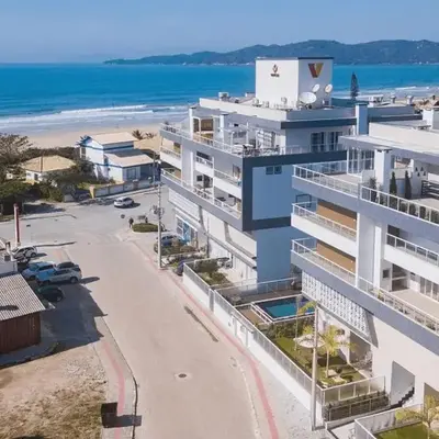 Mar de Fora 205 – Lindíssima Cobertura Duplex - Piscina no Condomínio - 100 Metros da Praia de Mariscal.