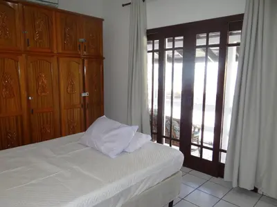 Uma cama ou camas num quarto em CASA ARMANI 50 metros DA PRAIA MARISCAL BOMBINHAS