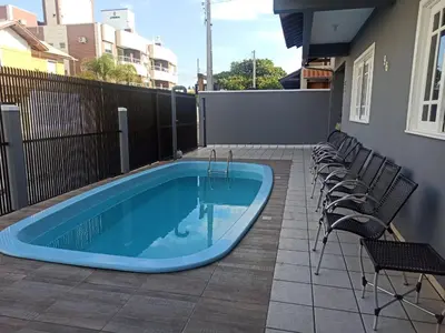 A piscina em ou perto de CASA ARMANI 50 metros DA PRAIA MARISCAL BOMBINHAS