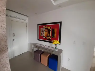Uma televisão e/ou sistema de entretenimento em Lindo apto completo a 150m da praia