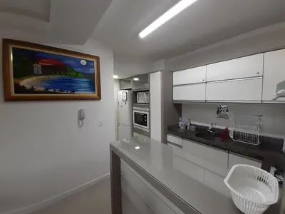 A cozinha ou kitchenette de Lindo apto completo a 150m da praia