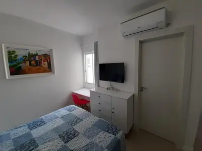 Uma televisão e/ou sistema de entretenimento em Lindo apto completo a 150m da praia