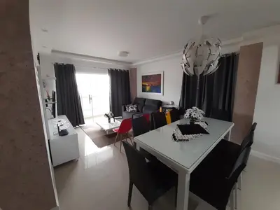 Uma área de estar em Lindo apto completo a 150m da praia