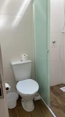 Uma casa de banho em Excelente Sobrado Confortável no Centro de Tijucas Próximo as Praias
