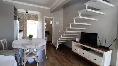 Uma televisão e/ou sistema de entretenimento em Excelente Sobrado Confortável no Centro de Tijucas Próximo as Praias