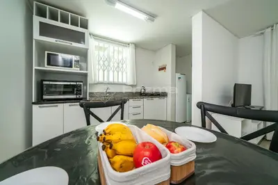 A cozinha ou kitchenette de Ótimo apartamento na praia de Bombas.