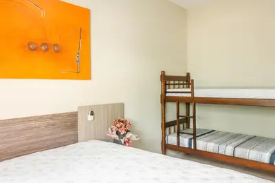 Uma cama ou camas num quarto em Apto1 COM AR COND WI-FI E TV SMART