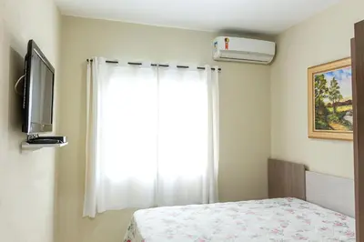 Uma televisão e/ou sistema de entretenimento em Apto1 COM AR COND WI-FI E TV SMART