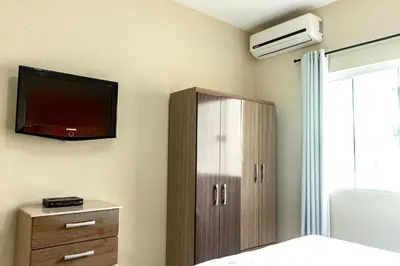 Uma televisão e/ou sistema de entretenimento em Apto1 COM AR COND WI-FI E TV SMART