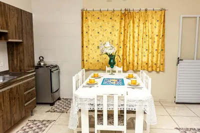 A cozinha ou kitchenette de Apto1 COM AR COND WI-FI E TV SMART