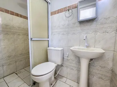 Uma casa de banho em Apto El Shadday 301 cento e cinquenta metros do mar