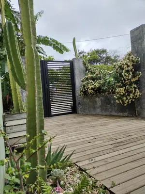 Um jardim no exterior de Maná Mariscal Hospedagem