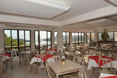 Um restaurante ou outro lugar para comer em Morro do Sol Hotel & Eventos
