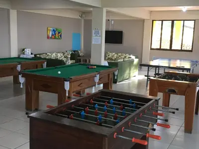 Uma mesa de bilhar em Morro do Sol Hotel & Eventos