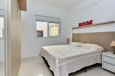 A planta de 1054 - Apartamento Centro de Bombinhas - Vista Mar - 1 Vaga Garagem - 50 metros Praia