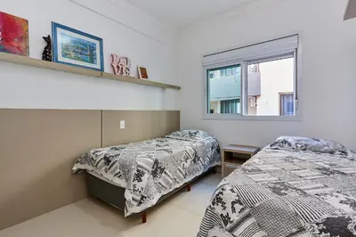 A planta de 1054 - Apartamento Centro de Bombinhas - Vista Mar - 1 Vaga Garagem - 50 metros Praia