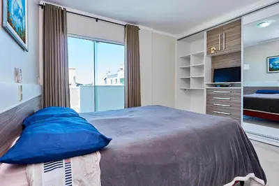 A planta de 018 - Apartamento com 4 Dormitórios Centro de Bombinhas- Garagem para 3 Carros