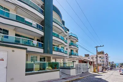 A planta de 018 - Apartamento com 4 Dormitórios Centro de Bombinhas- Garagem para 3 Carros