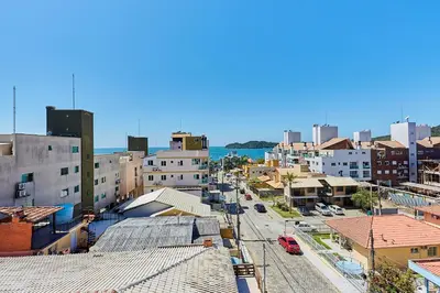 A planta de 018 - Apartamento com 4 Dormitórios Centro de Bombinhas- Garagem para 3 Carros