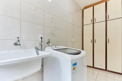 A planta de 964 - Apartamento com vista para o mar, localizado na Avenida da praia do Centro de Bombinhas - 1 Vaga na Garagem