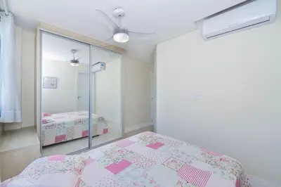 Uma cama ou camas num quarto em Aluguel Apartamento 3 quartos sendo 1 suíte Bombas SC