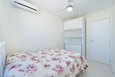 Uma cama ou camas num quarto em Aluguel Apartamento 3 quartos sendo 1 suíte Bombas SC