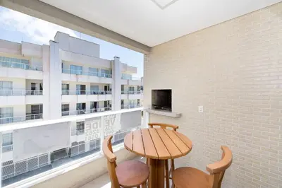 Uma televisão e/ou sistema de entretenimento em Aluguel Apartamento 3 quartos sendo 1 suíte Bombas SC