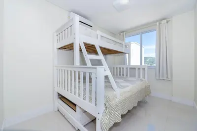 Uma cama ou camas num quarto em Aluguel Apartamento 3 quartos sendo 1 suíte Bombas SC