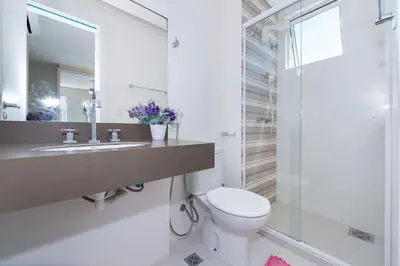 Uma casa de banho em Aluguel Apartamento 3 quartos sendo 1 suíte Bombas SC