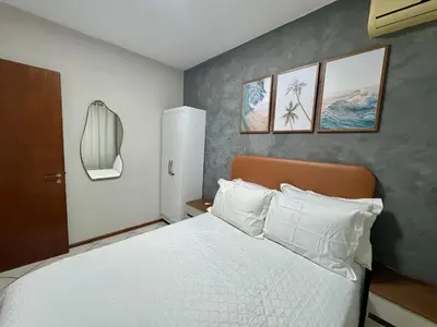 Uma cama ou camas num quarto em Apartamento Meia Praia Lateral Mar (Wi-Fi e Ar-condicionado)