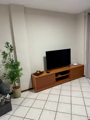 Uma televisão e/ou sistema de entretenimento em Apartamento Meia Praia Lateral Mar (Wi-Fi e Ar-condicionado)