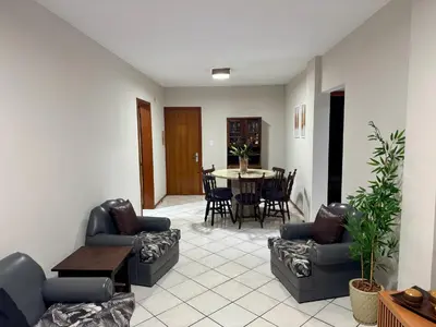 Uma área de estar em Apartamento Meia Praia Lateral Mar (Wi-Fi e Ar-condicionado)